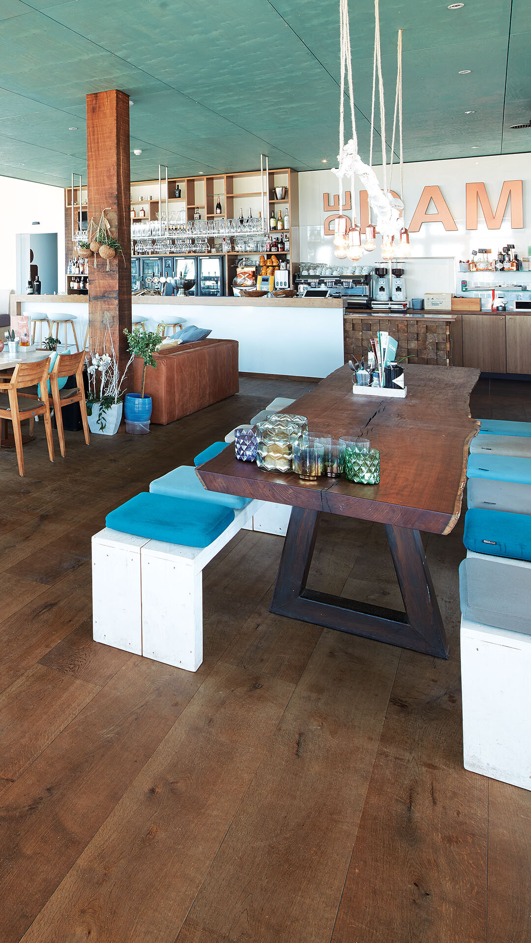 Zu Besuch in der Strandbar DeDam Lindura-Holzboden in einer Strandbar